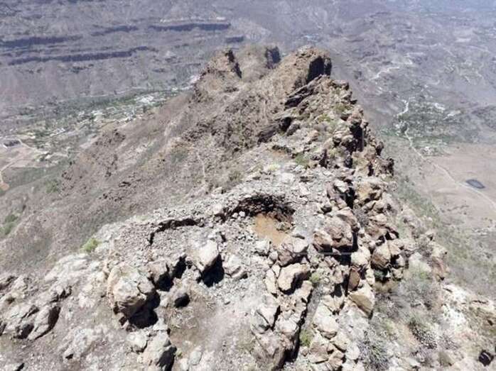 Fotografía facilitada por Tibicena Arqueología y Patrimonio sobre las estructuras prehispánicas existentes en uno de los riscos del macizo de Amurga (Foto Efe)