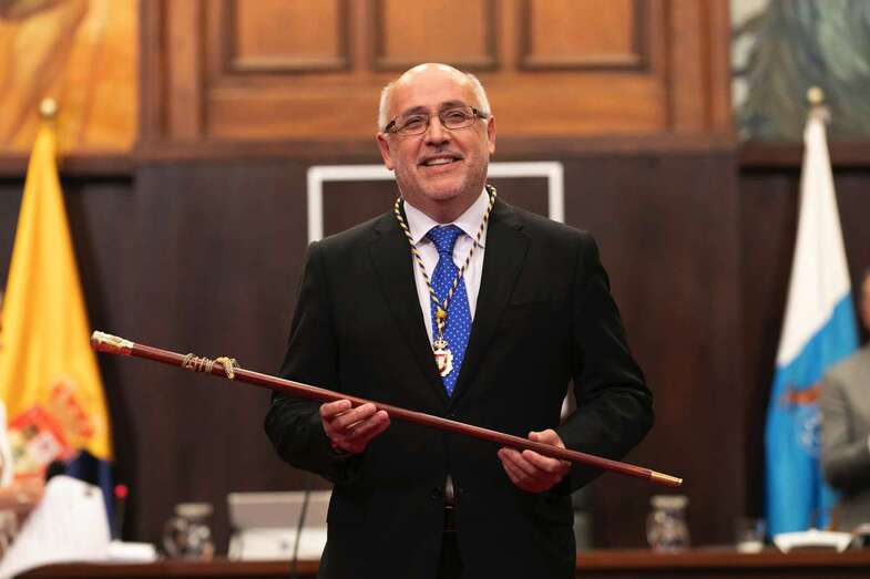 Antonio Morales, este sábado con el bastón de mando del Cabildo de Gran Canaria (Foto TA)