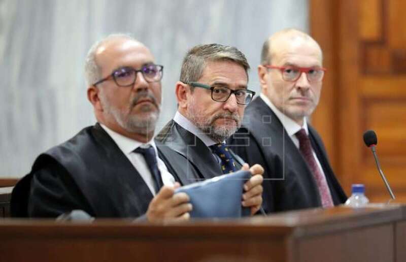 El juez Salvador Alba (c), este lunes junto a sus abogados durante la sesión del juicio (Foto Efe / Elvira Urquijo A.)