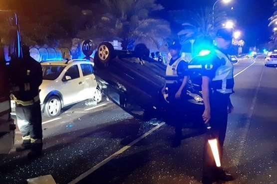 Un coche vuelca en Paseo de Chil y su conductora sufre traumatismo moderado (Foto Policía Local de LPGC)
