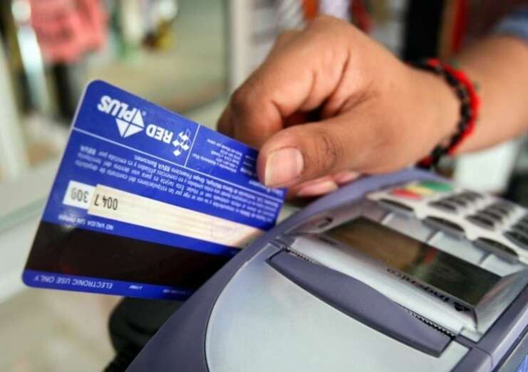 Cobro con tarjeta bancaria (Foto TA)