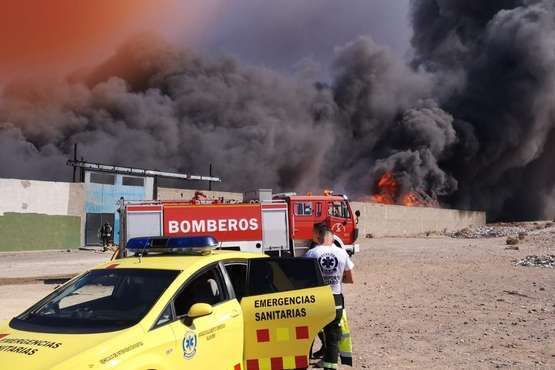 Espectacular incendio en una nave en Aldea Blanca (Foto TA y Borja Suárez/C7)