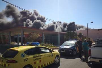 Espectacular incendio en una nave en Aldea Blanca (Foto TA y Borja Suárez/C7)