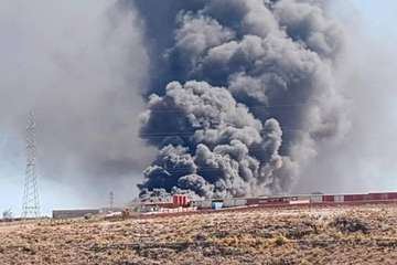 Espectacular incendio en una nave en Aldea Blanca (Foto TA y Borja Suárez/C7)