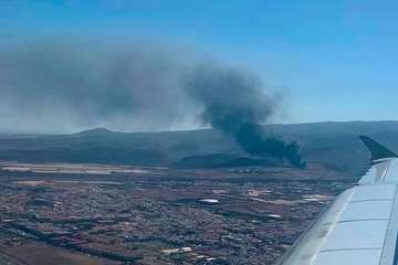 Espectacular incendio en una nave en Aldea Blanca (Foto TA y Borja Suárez/C7)