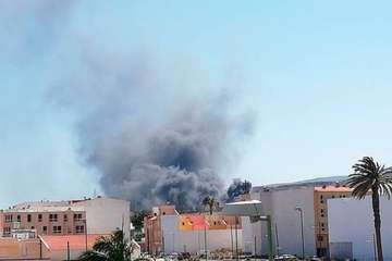 Espectacular incendio en una nave en Aldea Blanca (Foto TA y Borja Suárez/C7)