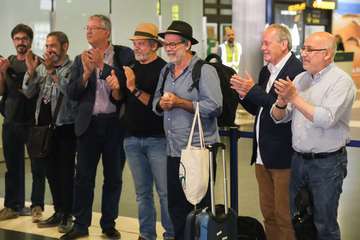 Recibimiento a la delegación de Risco Caído en el Aeropuerto de Gran Canaria (Foto TA)