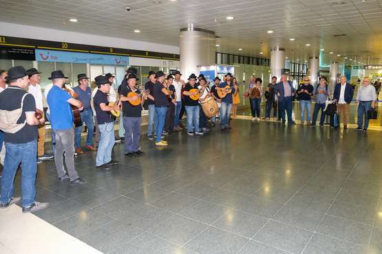 Recibimiento a la delegación de Risco Caído en el Aeropuerto de Gran Canaria (Foto TA)