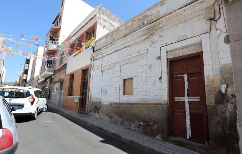 En la imagen, vista de la casa en el número 43 de la calle Angostura en la que vivían los fallecidos (Foto Efe / Elvira Urquijo A.)