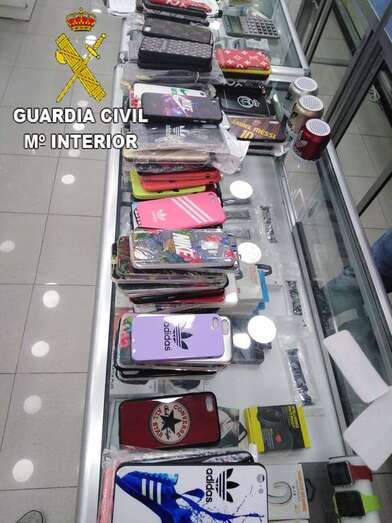 La Guardia Civil ha incautado ropa deportiva, complementos de vestir, accesorios de telefonía móvil y aparatos de sonido (Foto TA)