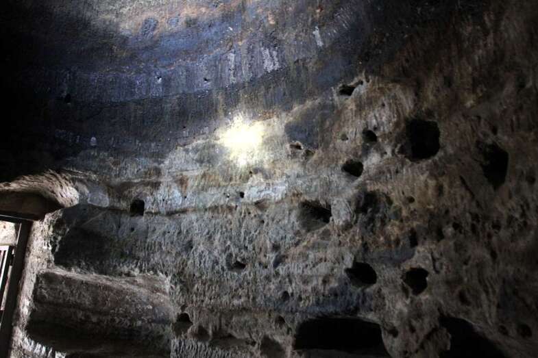 Interior de una de las cuevas de Risco Caído (Foto Jesús Ruiz Mesa)