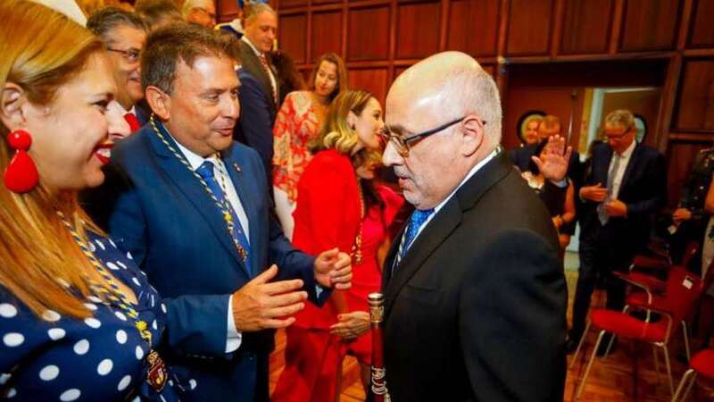 Morales, presidente, saluda a Ibarra tras la constitución de la nueva corporación y su toma de posesión (Foto C7)