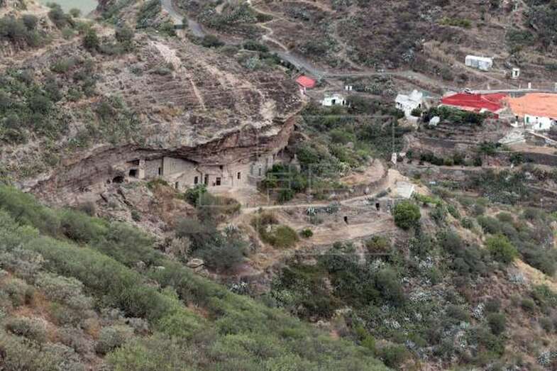 Vista del barrio troglodita de Barranco Hondo, a las afueras de Artenara, donde se encuentra Risco Caído (Foto Efe / Elvira Urquijo A.)