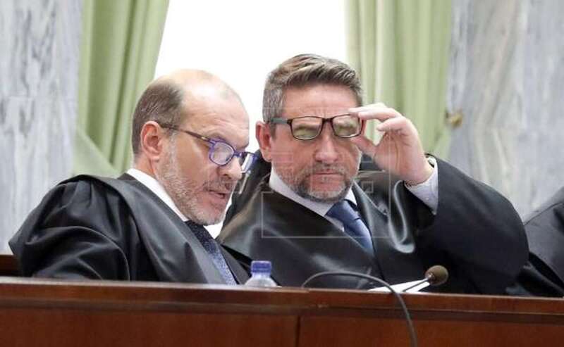 El juez Salvador Alba (d) y uno de sus abogados este jueves durante la cuarta jornada del juicio que se sigue contra él por prevaricación, cohecho y falsedad, entre otros delitos (Foto Efe / Elvira Urquijo A.)