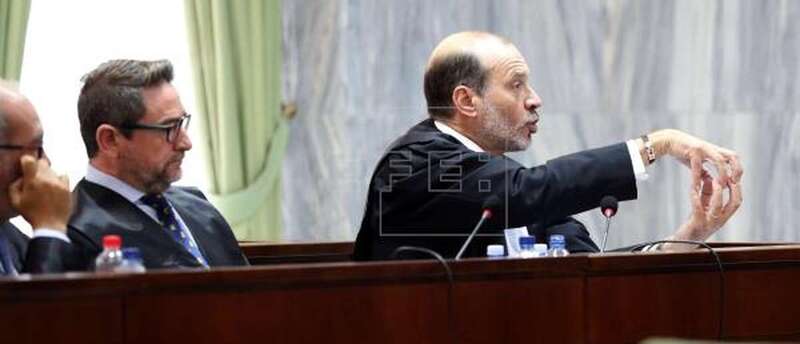 Nicolás González-Cuéllar (d), abogado del juez Salvador Alba (c), durante su intervención final este viernes en la quinta y última sesión oral del juicio (Foto Efe / Elvira Urquijo A.)