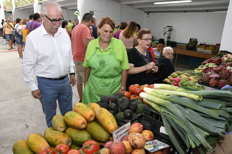 El consejero de Soberanía Alimentaria del Cabildo, Miguel Hidalgo, junto a la presidenta del mercado, María del Carmen Pérez (Foto TA)