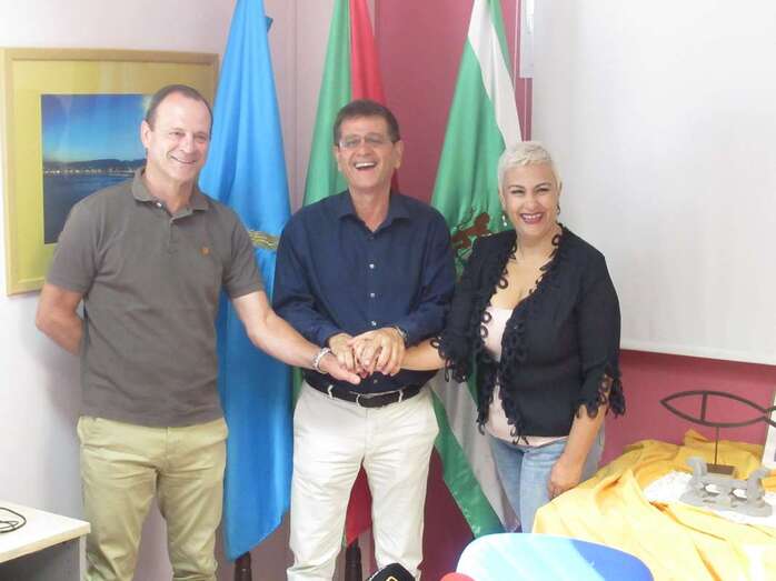  Santiago Rodríguez (c), junto a Óscar Hernández (i) y Ana Hernández (d) (Foto TA)