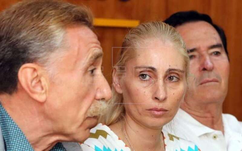 El letrado Marcos García Montes (i) explica los motivos en los que la familia deYeremi Vargas basará su solicitud (Efe / Elvira Urquijo A.)