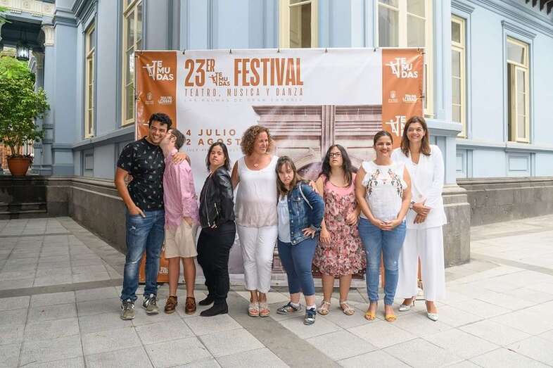 Grupo de actores de la obra (Foto TA)