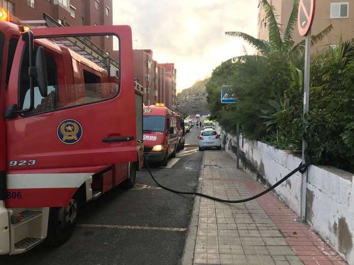 Unidades de bomberos actuando en la zona (Foto Policía Local LPGC)
