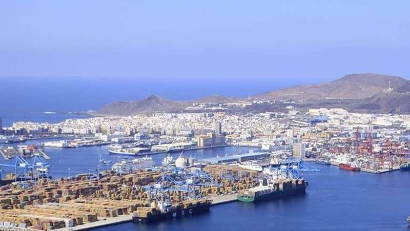 El presidente de la Autoridad Portuaria de Las Palmas, Juan José Cardona (i), durante la reunión celebrada este martes del consejo de administración de la entidad. EFE/Elvira Urquijo A.