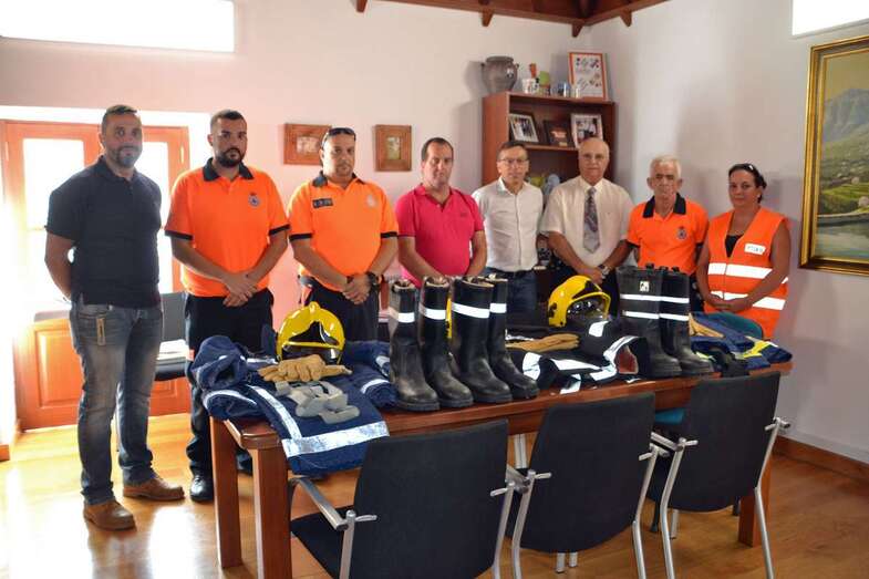 Momento de la entrega del material ignífugo (Foto TA)