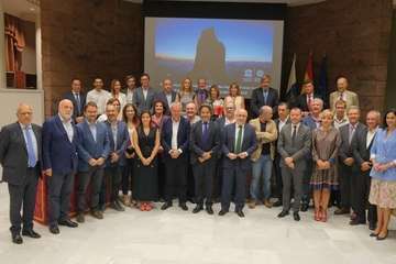 El Parlamento canario pide