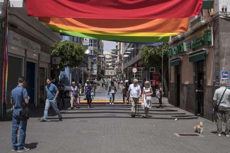 Imagen de archivo de una calle comercial de Las Palmas de Gran Canaria decorada con los colores de la comunidad LGTBI (Foto Efe / Ángel Medina G.)
