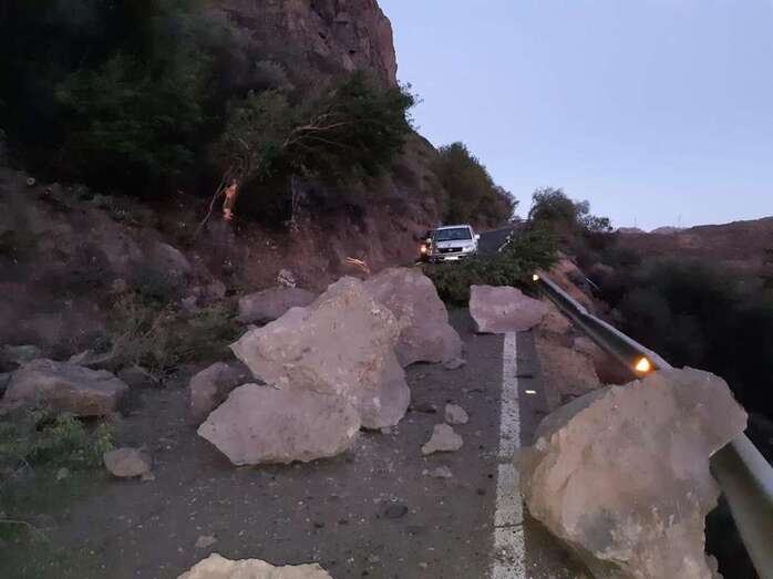 Grandes piedras caídas sobre la carretera (Foto TA)