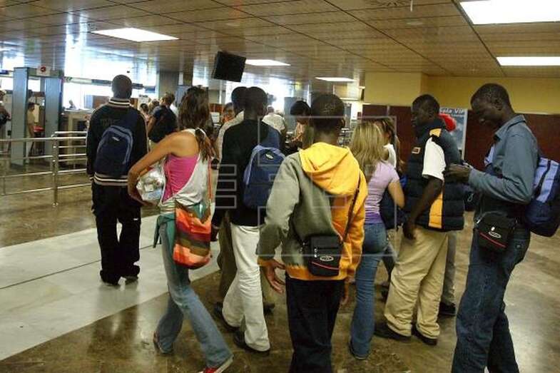 Un grupo de seis menores inmigrantes a su llegada al Aeropuerto Reina Sofía para embarcar hacia la península (Foto Efe /Manuel Lérida)