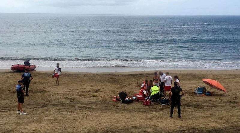 El personal del SUC intenta reanimar al hombre en la arena de la playa (Foto TA)