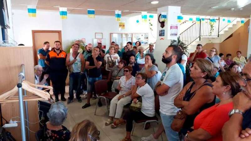 Los vecinos de Tejeda realojados en San Mateo observan las últimas noticias (Foto Arcadio Suárez/C7)