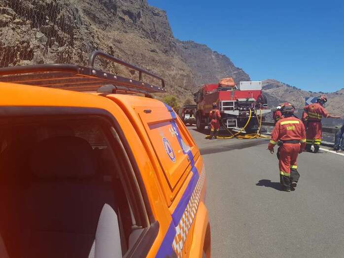 Efectivos de la UME y Protección Civil en la zona del incendio (Foto TA)