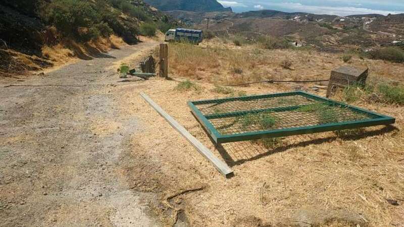 Obras de la puerta donde se originó el incendio de Artenara (Foto C7)