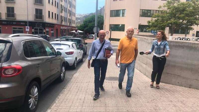 J.S.R., en el centro de la imagen con un polo naranja, a su llegada a los Juzgados de Arucas (Foto Canarias7)