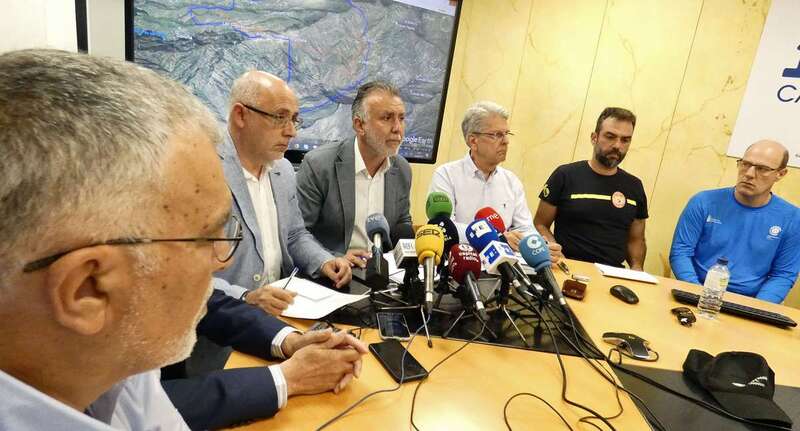 Autoridades durante una rueda de prensa para dar cuenta de la situación de los incendios (Foto TA)