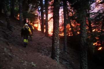 Evolución del Incendio de la cumbre que comenzó este sábado en Valleseco (Foto TA y otros)