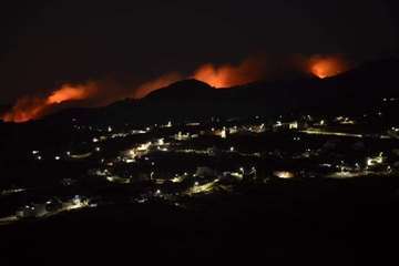 Evolución del Incendio de la cumbre que comenzó este sábado en Valleseco (Foto TA y otros)