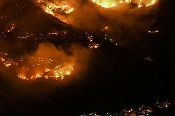 Evolución del Incendio de la cumbre que comenzó este sábado en Valleseco (Foto TA y otros)