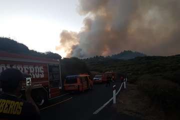 Evolución del Incendio de la cumbre que comenzó este sábado en Valleseco (Foto TA y otros)