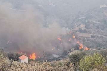 Evolución del Incendio de la cumbre que comenzó este sábado en Valleseco (Foto TA y otros)