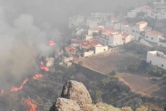Evolución del Incendio de la cumbre que comenzó este sábado en Valleseco (Foto TA y otros)