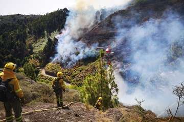 Evolución del Incendio de la cumbre que comenzó este sábado en Valleseco (Foto TA y otros)