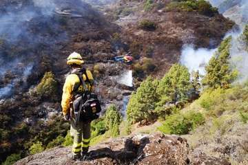Evolución del Incendio de la cumbre que comenzó este sábado en Valleseco (Foto TA y otros)