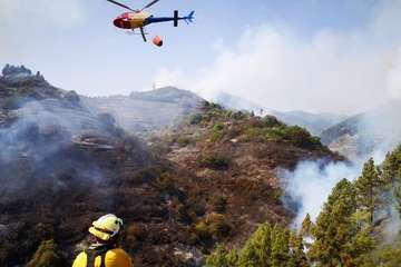 Evolución del Incendio de la cumbre que comenzó este sábado en Valleseco (Foto TA y otros)