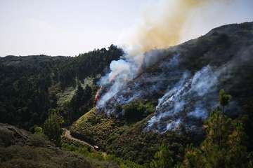 Evolución del Incendio de la cumbre que comenzó este sábado en Valleseco (Foto TA y otros)
