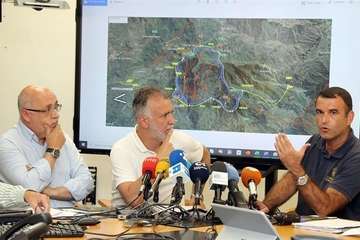 Evolución del Incendio de la cumbre que comenzó este sábado en Valleseco (Foto TA y otros)