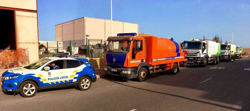 Policía Local formando parte del convoy de Telde que acudió este domingo a combatir el incendio (Foto TA)