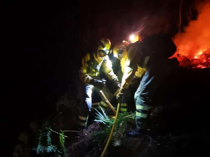 Equipos de extinción en la cumbre grancanaria (Foto TA)