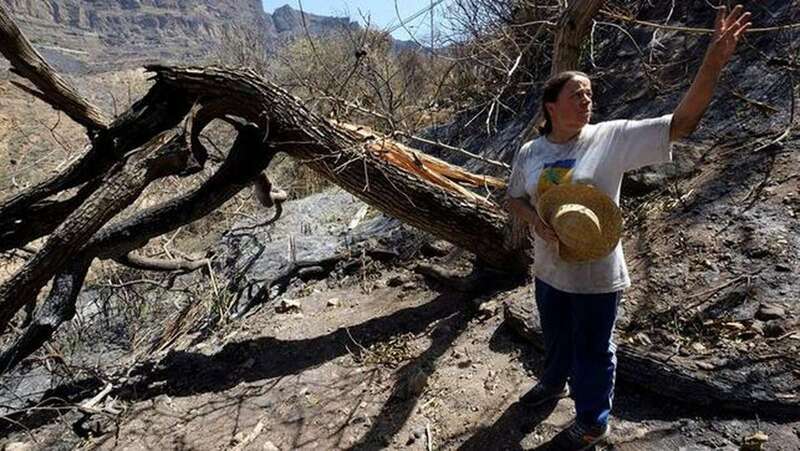 Una de las vecinas afectadas por el incendio (Foto EFE)